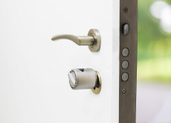 DESi Utopic R Akıllı Kilit iOS/Android Uyumlu - Her Kapıya Deliksiz Montaj - 6